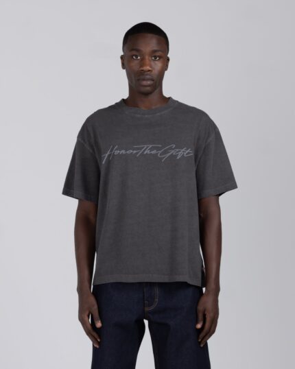 Script Tee Vintage Black worn by model